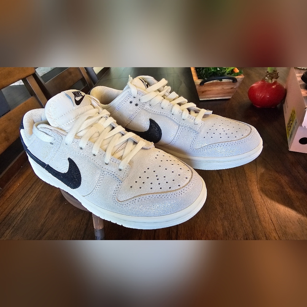 Women's Nike Dunk Low SE Casual Shoes - Picture 6 of 8